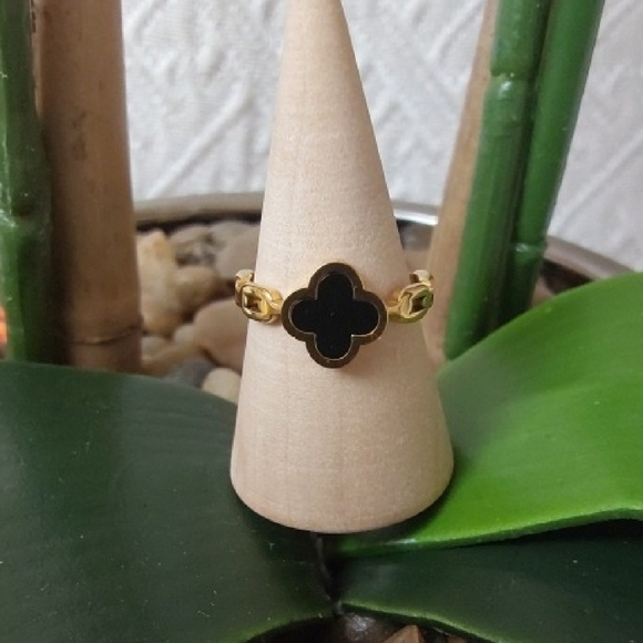 Elegant Black and Gold Clover Ring - Picture 1 of 5